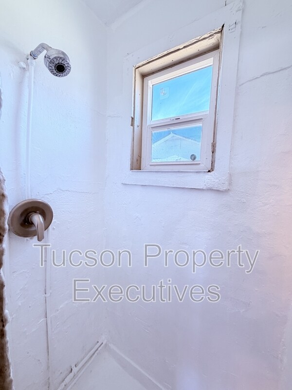 Building Photo - 234 E 32nd St