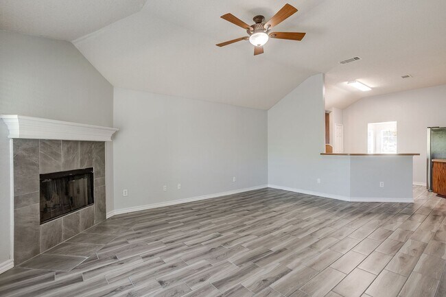 Building Photo - Welcome Home- Stylish 3 Bedroom, 2 Bath Ho...