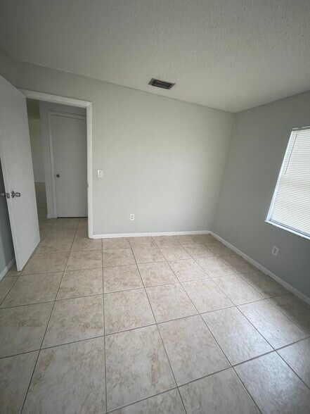 Building Photo - 1637 Barbarie Ln