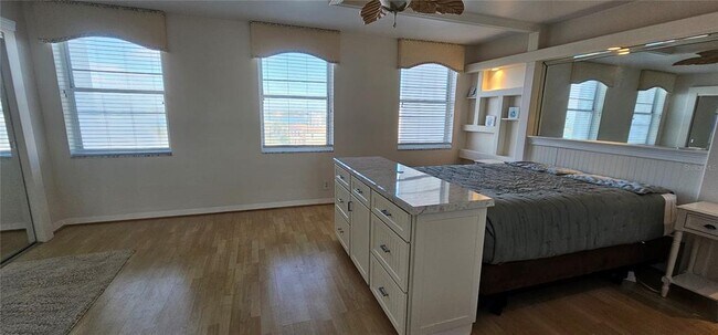 Building Photo - 10355 Paradise Blvd