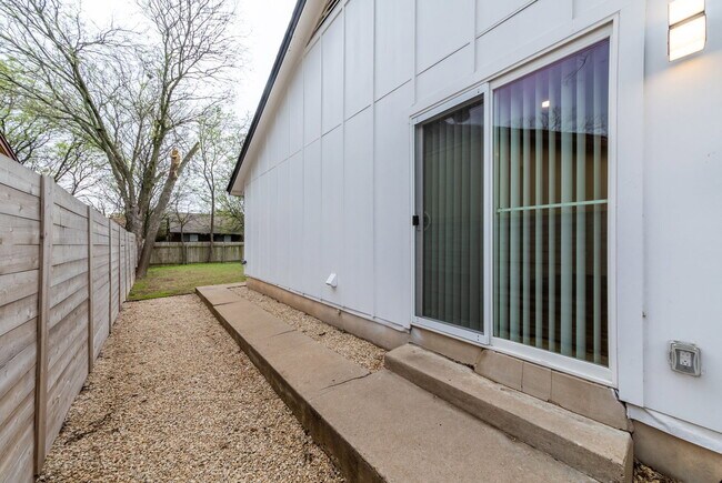 Building Photo - 1205 Dobie Dr