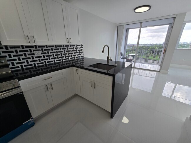 Building Photo - 1700 NW North River Dr