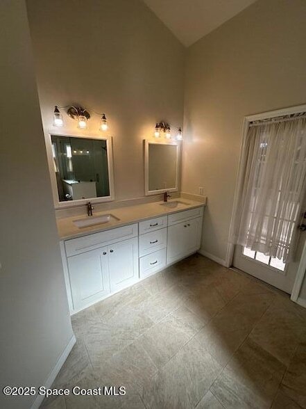 Building Photo - 973 Somerset Ln