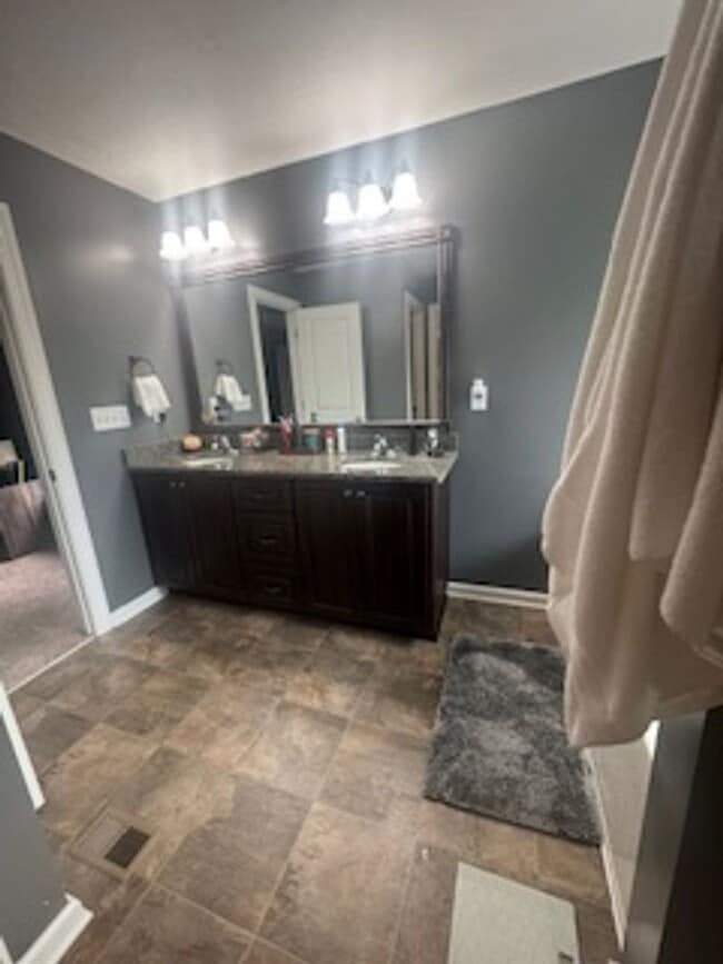 Building Photo - Available Now! Beautiful 3-Bedroom Home in Canterbury Farms