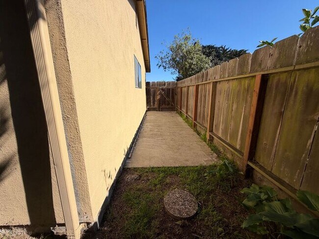 Building Photo - Lovely home in Marina available NOW!