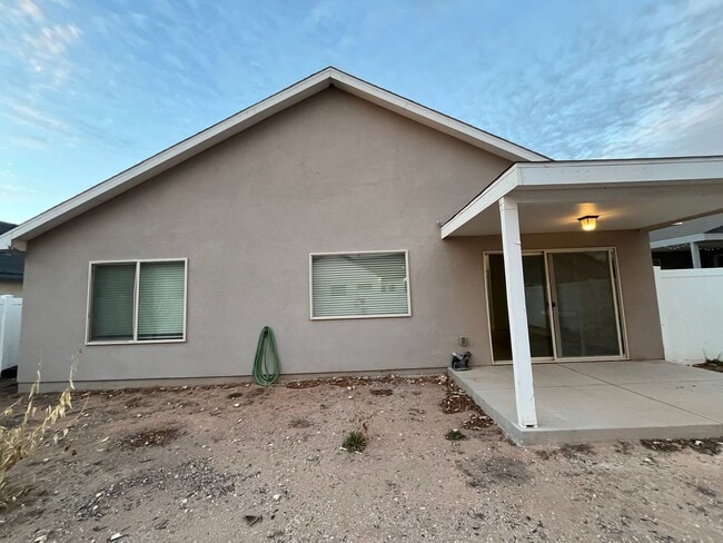 Building Photo - 1107 E La Brea Ave