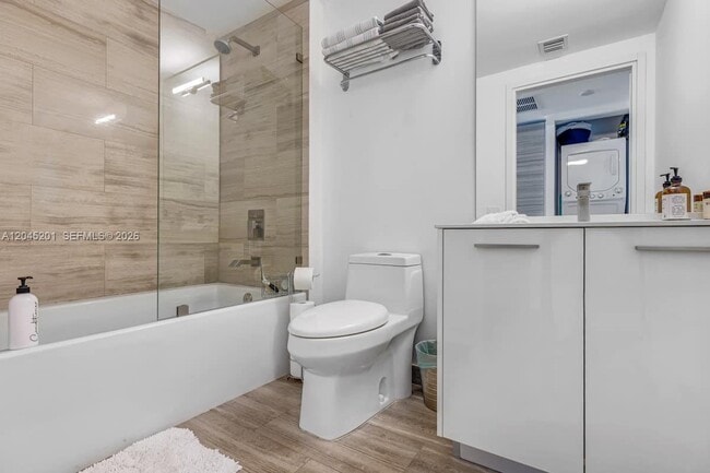 Building Photo - 1300 Brickell Bay Dr