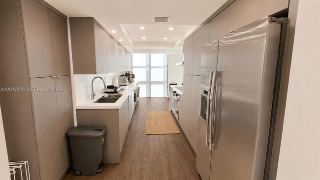 Building Photo - 1121 Crandon Blvd