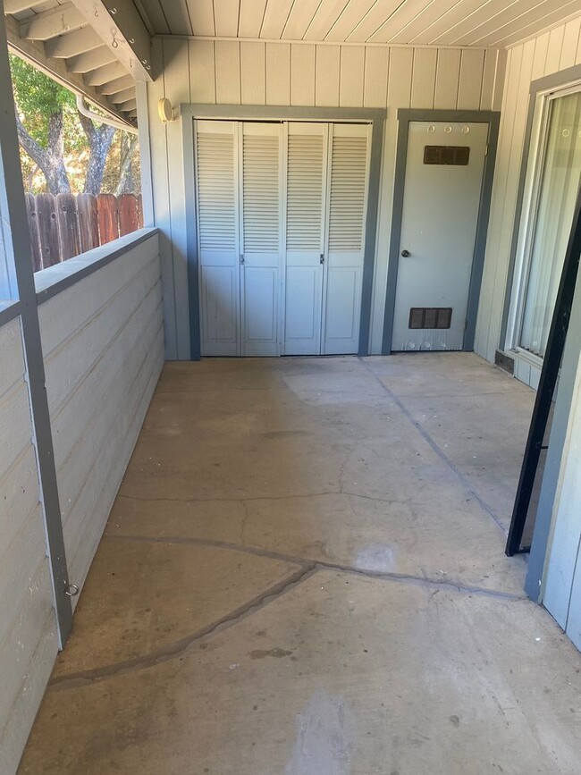 Building Photo - **Newly Remodeled and Updated 2 Bedroom/ 1...