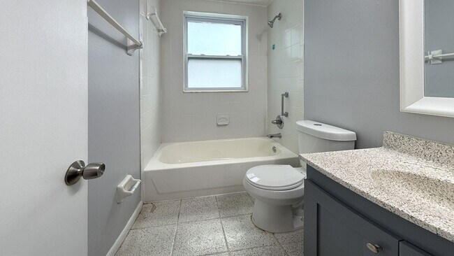 Building Photo - 11705 North Dr