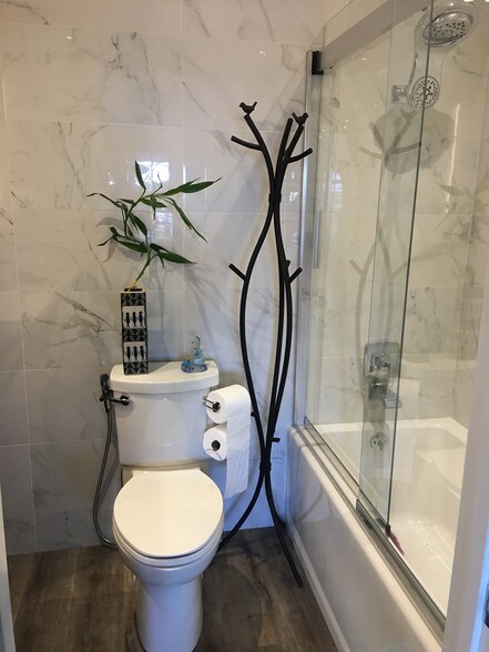 master bath - 2520 Clairemont Dr
