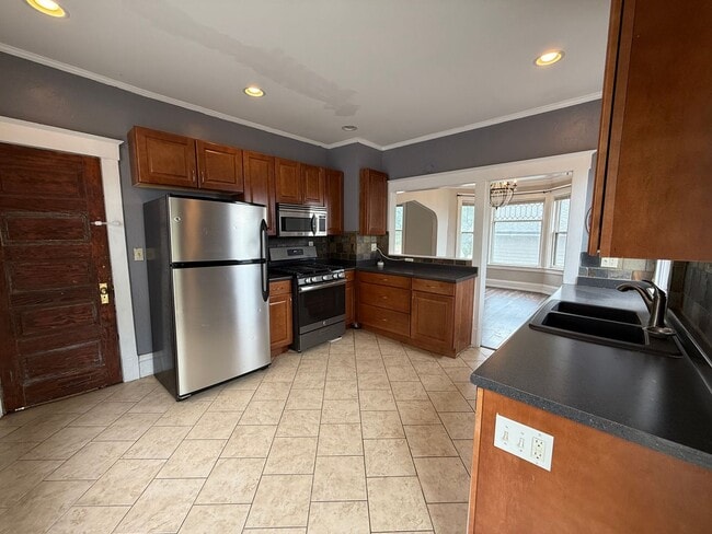 Building Photo - Elegant 2 Bed, 1 Bath Home on South Hill!