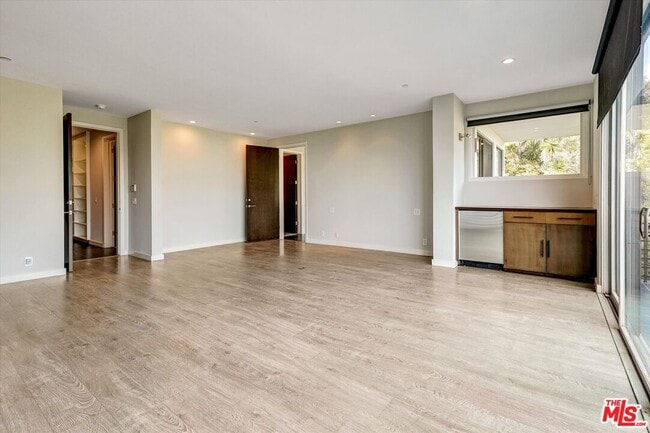 Building Photo - 3850 Rambla Orienta