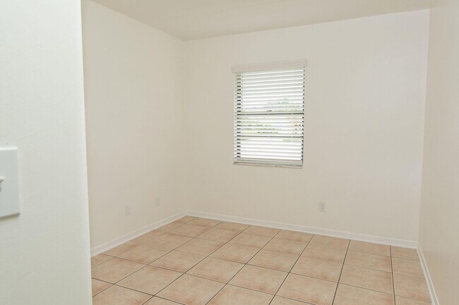 Building Photo - 1253 White Pine Dr
