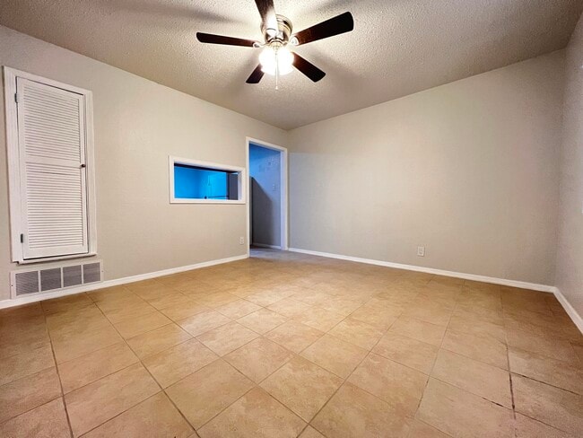 Building Photo - 647 Soya Dr