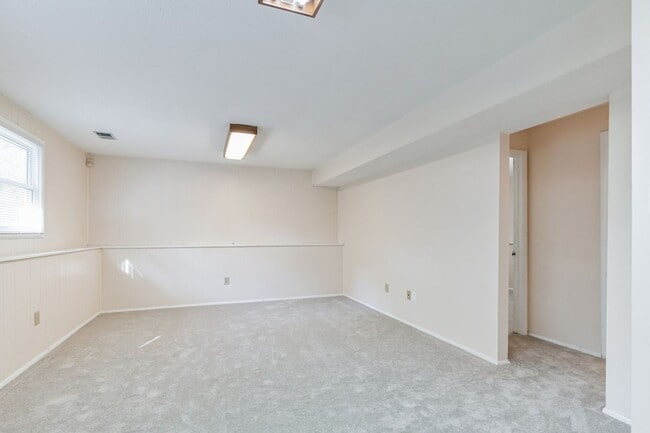 Building Photo - Bright and spacious 4Bd/2.5Bth haven located in a peaceful cul-de-sac!