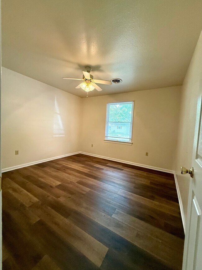 Building Photo - 1555-MF2-E4