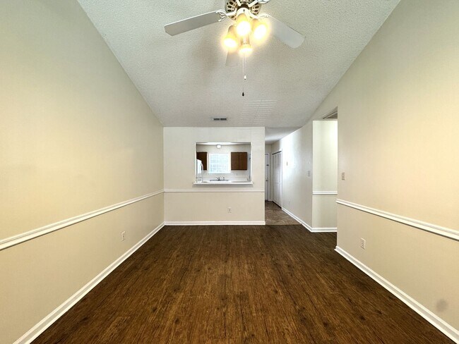 Building Photo - Adorable Duplex- Fenced Yard!