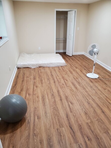 Large master bedroom - 7407 Arundel Pl