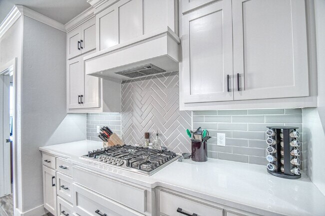 Building Photo - Spacious 5-Bedroom Home with 3 Full Baths ...