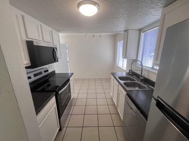 Building Photo - 1005 Dickerson Dr SE