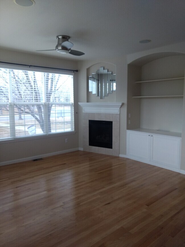 Building Photo - 2 bed/3 bath with spacious finished basement!