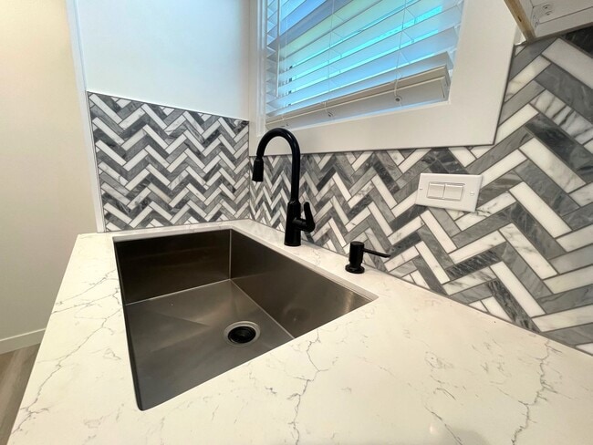 Building Photo - Remodeled Midtown Apartment- AC and Washer/Dryer!