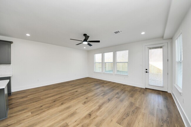 Building Photo - 5531 Nielan St