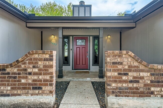Building Photo - Stunning 4 bedroom for rent, mature trees,...