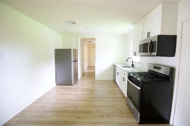 Building Photo - 9307 Linda Vista Rd
