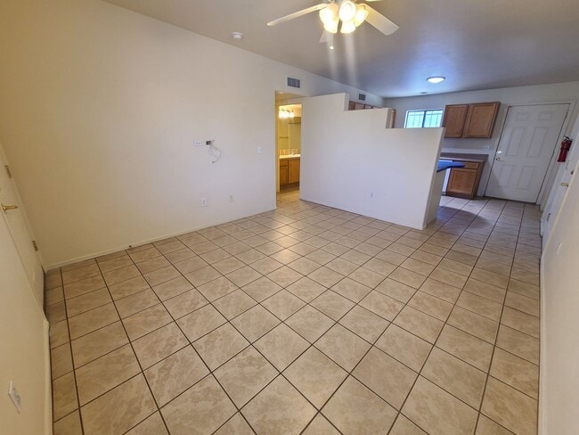 Building Photo - Beautiful 3 bedroom 2 bathroom with washer...
