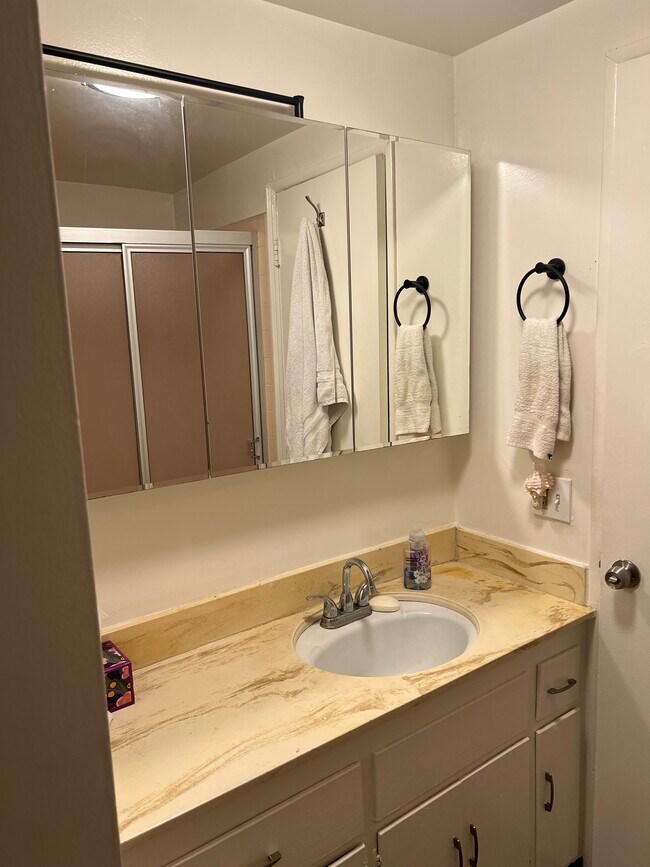Building Photo - 4015 Crest Dr