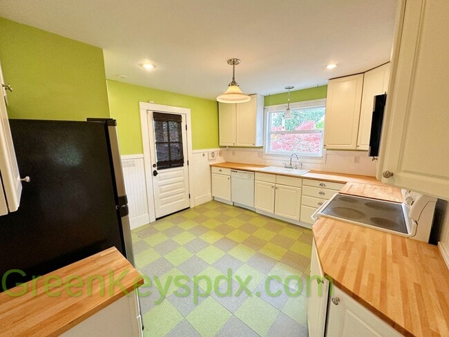 Building Photo - 3-bedroom, 2.5-bathroom Craftsman house in...
