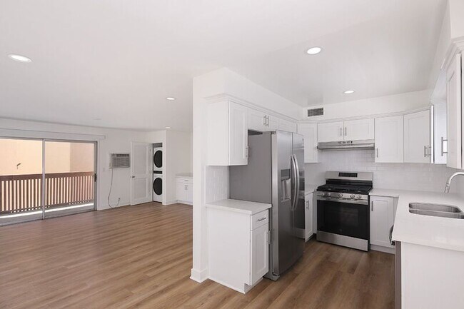 Building Photo - 3155 Montrose Ave