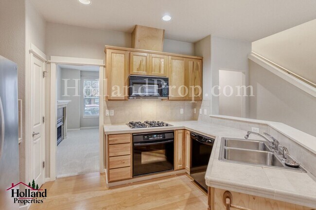 Building Photo - Beautiful 2 Bed • 2.5 Bath home in Prime Hillsboro Location – Light, Bright & Functional! *** Spe...