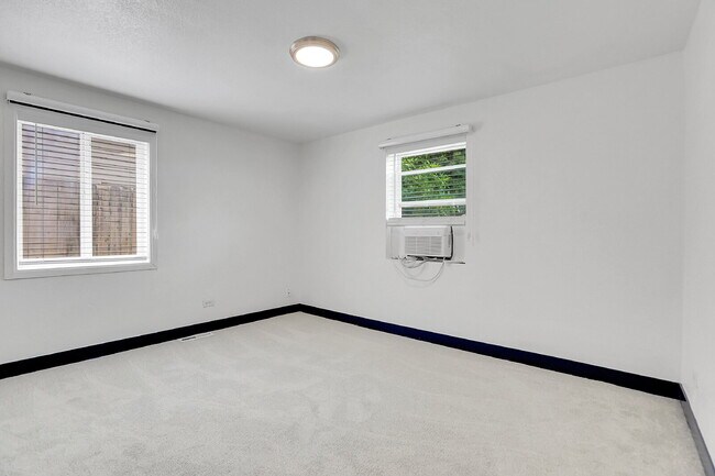Building Photo - $2,550 - 3 Bed, 2 Bath Updated Home in Den...