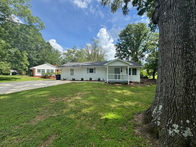 Building Photo - 110 Friendship Cir