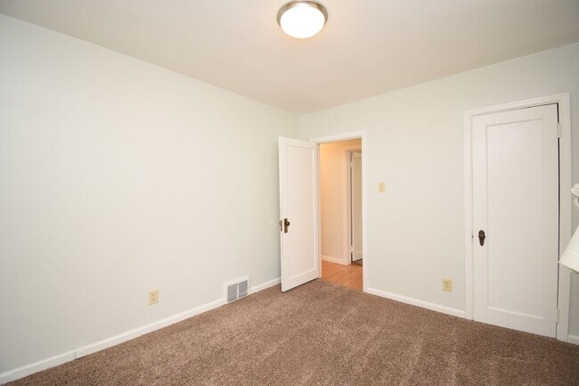 Building Photo - 5806 Highland Dr