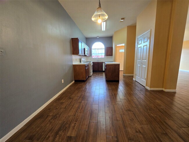 Building Photo - 8927 Diamond Lake Ln