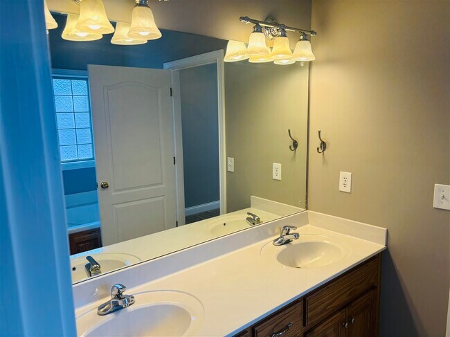 Building Photo - 2616 Danhaven Dr