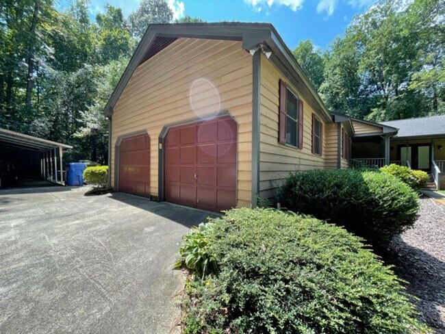 Building Photo - Wonderful ranch with inground pool!