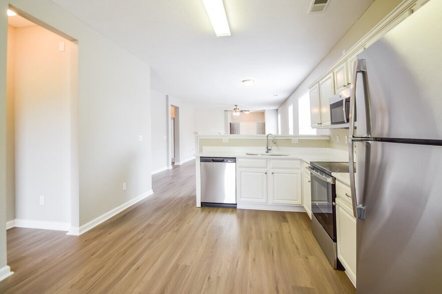 Building Photo - 9973 Fox Run Dr