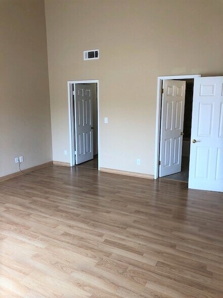 Master Suite - 240 S Broadway