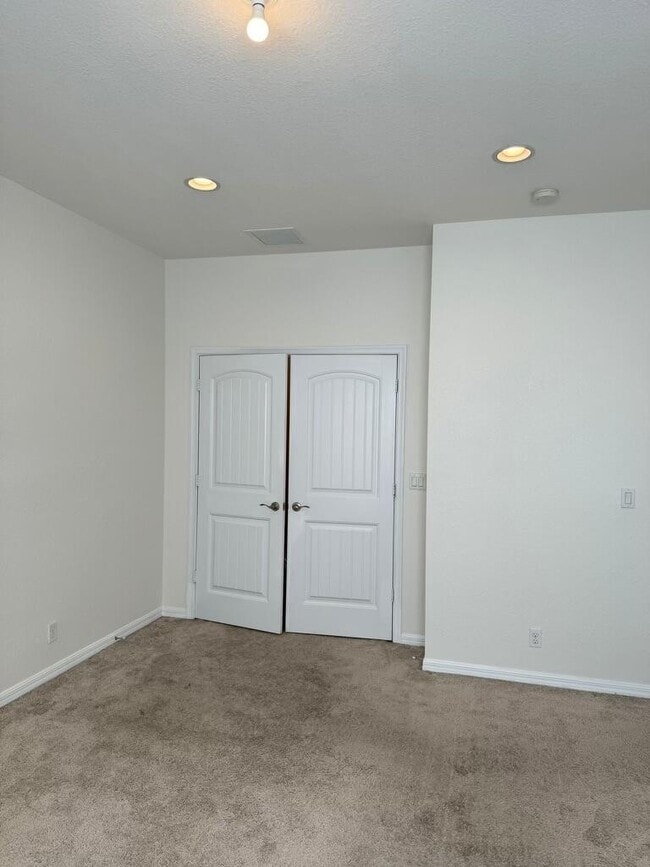 Building Photo - 2602 Webb Ave