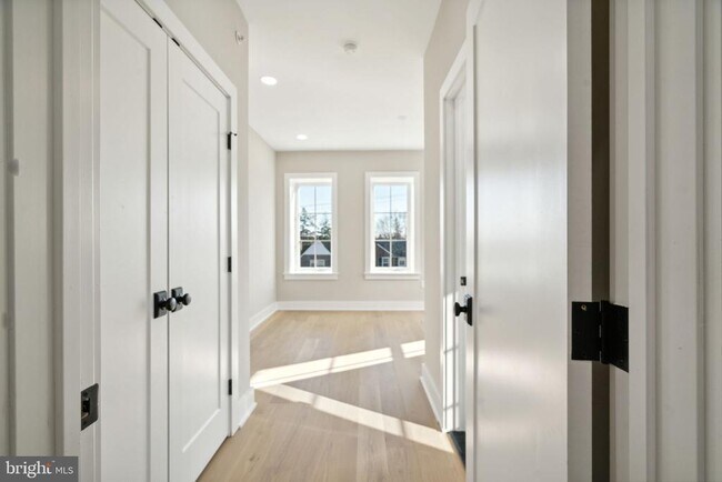 Building Photo - 347 E Gorgas Ln
