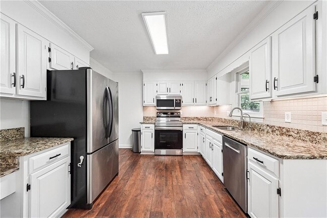 Building Photo - 5600 Surrey Ct