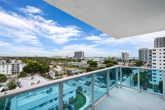 Building Photo - 7501 E Treasure Dr