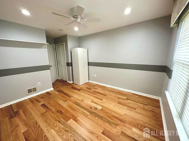 Building Photo - 1304 Dahlia Cir