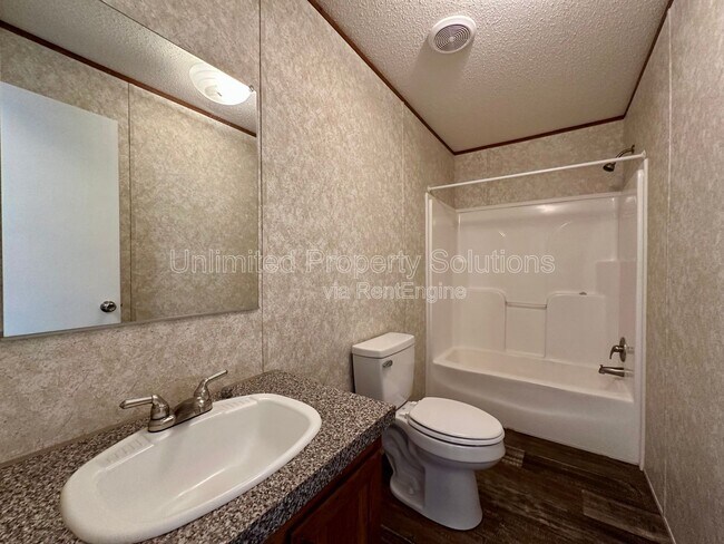 Building Photo - 9465 Sarah Ln NE