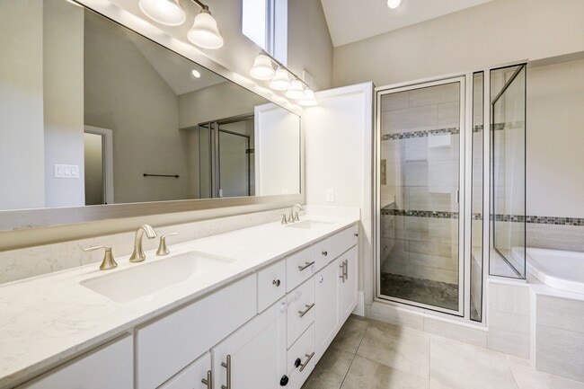 Building Photo - 726 N Shepherd Dr